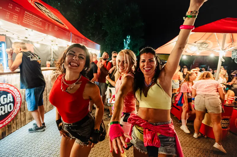 Fanynky tančí ve festivalové zóně